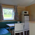 Familial Paisible Avec Piscine, Mobil , Chalet, & Emplacement Nue 3*