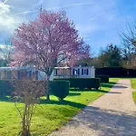 Familial Paisible Avec Piscine, Mobil , Chalet, & Emplacement Nue Kemp