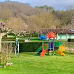 Kemp Familial Paisible Avec Piscine, Mobil , Chalet, & Emplacement Nue