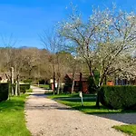 Kemp Familial Paisible Avec Piscine, Mobil , Chalet, & Emplacement Nue Casties-Labrande