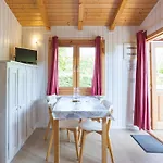 Kemp Familial Paisible Avec Piscine, Mobil , Chalet, & Emplacement Nue Casties-Labrande