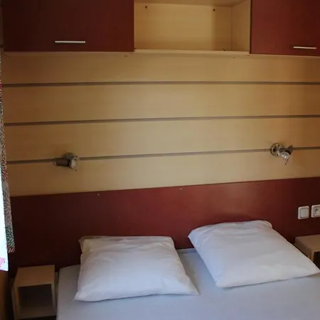 Familial Paisible Avec Piscine, Mobil , Chalet, & Emplacement Nue Campingplads