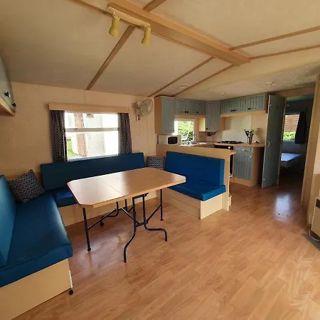 Familial Paisible Avec Piscine, Mobil , Chalet, & Emplacement Nue Campsite 3*