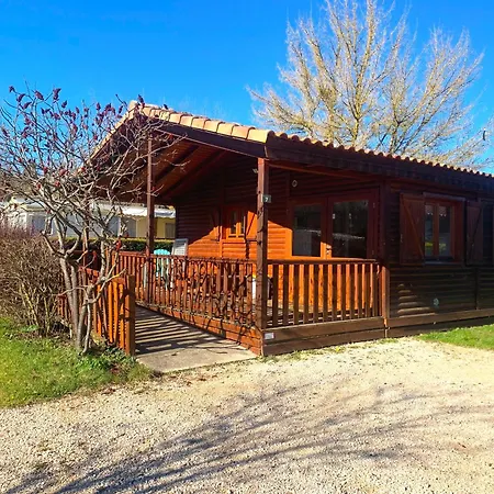 Familial Paisible Avec Piscine, Mobil , Chalet, & Emplacement Nue Кемпинг