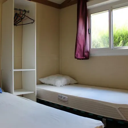 Familial Paisible Avec Piscine, Mobil , Chalet, & Emplacement Nue Campsite