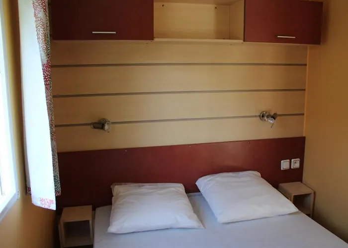 Familial Paisible Avec Piscine, Mobil , Chalet, & Emplacement Nue Кемпинг