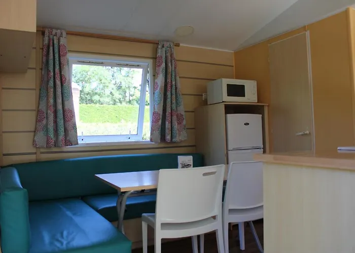 Familial Paisible Avec Piscine, Mobil , Chalet, & Emplacement Nue 3*