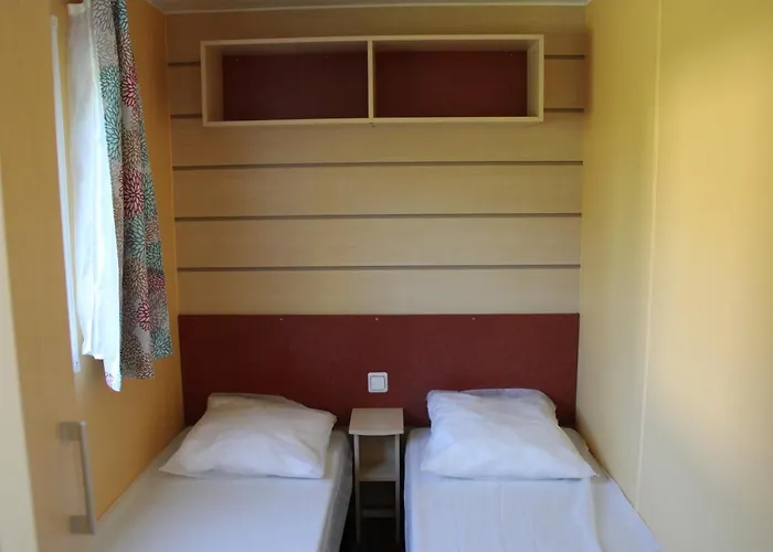 Familial Paisible Avec Piscine, Mobil , Chalet, & Emplacement Nue 3*