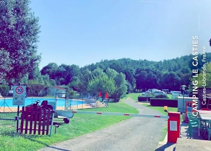 Familial Paisible Avec Piscine, Mobil , Chalet, & Emplacement Nue Casties-Labrande
