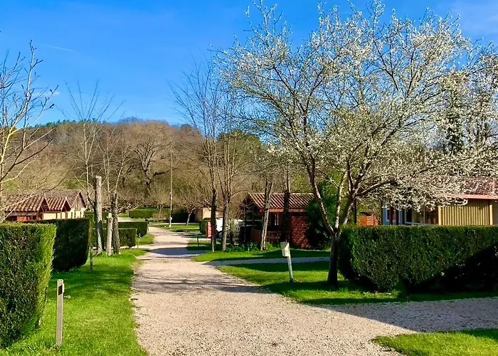 Кемпинг Familial Paisible Avec Piscine, Mobil , Chalet, & Emplacement Nue Casties-Labrande