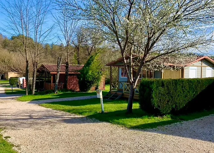 Familial Paisible Avec Piscine, Mobil , Chalet, & Emplacement Nue Кемпинг