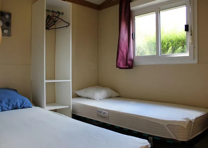 Familial Paisible Avec Piscine, Mobil , Chalet, & Emplacement Nue Кемпинг