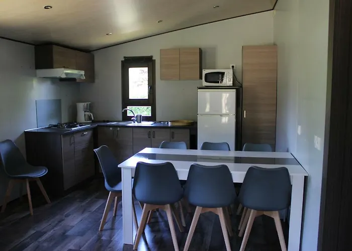 Familial Paisible Avec Piscine, Mobil , Chalet, & Emplacement Nue Casties-Labrande