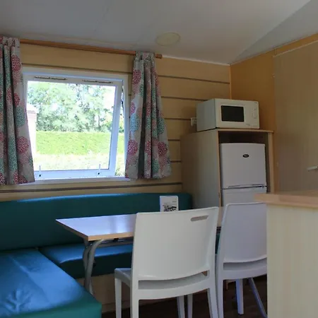 Familial Paisible Avec Piscine, Mobil , Chalet, & Emplacement Nue 3*