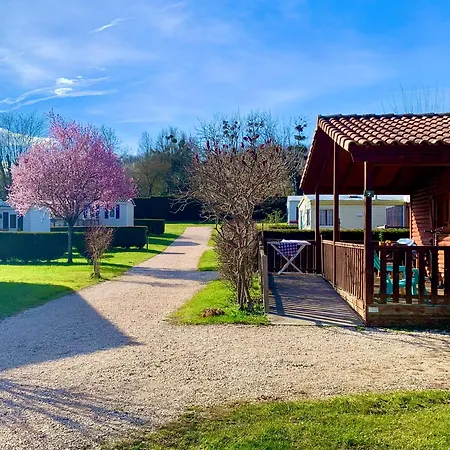 Kemping Familial Paisible Avec Piscine, Mobil , Chalet, & Emplacement Nue