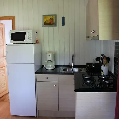 Kemping Familial Paisible Avec Piscine, Mobil , Chalet, & Emplacement Nue 3*