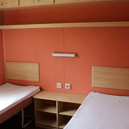 Kemping Familial Paisible Avec Piscine, Mobil , Chalet, & Emplacement Nue Casties-Labrande