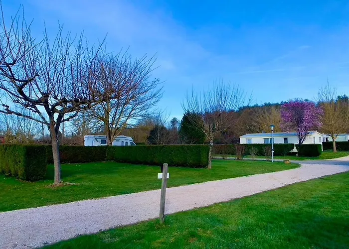 Familial Paisible Avec Piscine, Mobil , Chalet, & Emplacement Nue