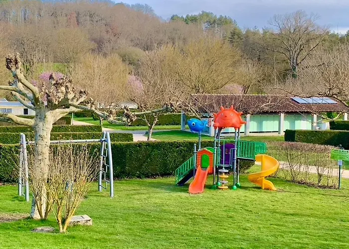 Kemping Familial Paisible Avec Piscine, Mobil , Chalet, & Emplacement Nue