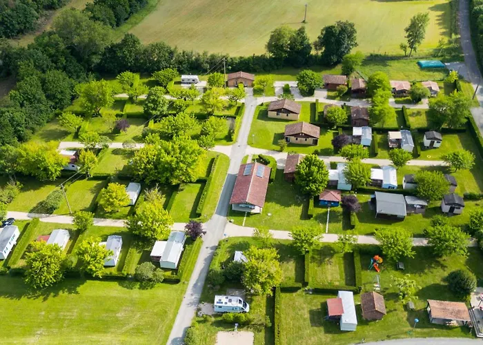 Kemping Familial Paisible Avec Piscine, Mobil , Chalet, & Emplacement Nue 3*