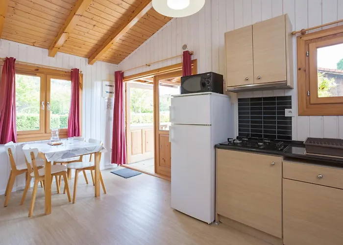 Kemping Familial Paisible Avec Piscine, Mobil , Chalet, & Emplacement Nue