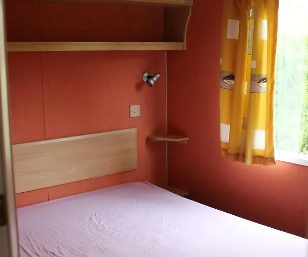 Familial Paisible Avec Piscine, Mobil , Chalet, & Emplacement Nue Casties-Labrande