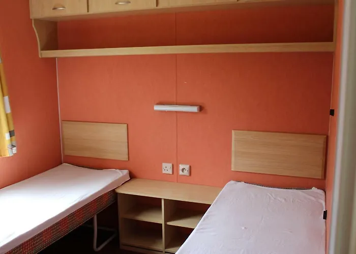 Kemping Familial Paisible Avec Piscine, Mobil , Chalet, & Emplacement Nue Casties-Labrande