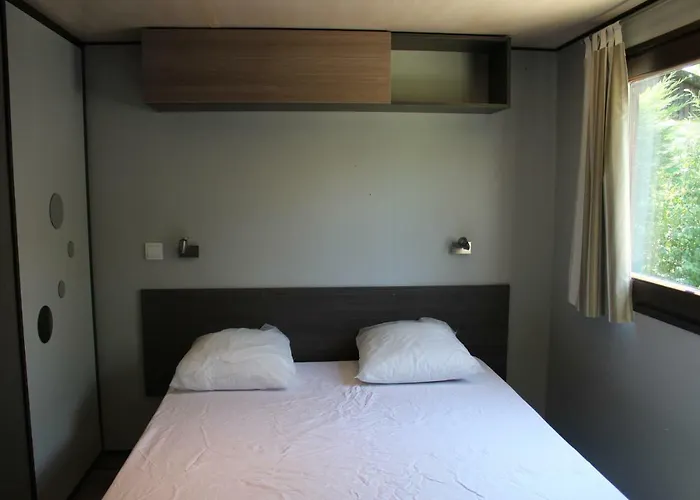Kemping Familial Paisible Avec Piscine, Mobil , Chalet, & Emplacement Nue
